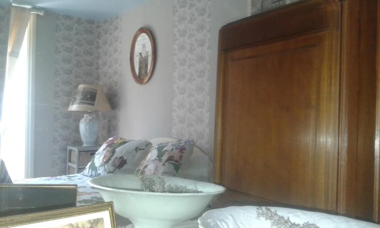 Homestay La Maison De Tante Jeanne Marcols-les-Eaux